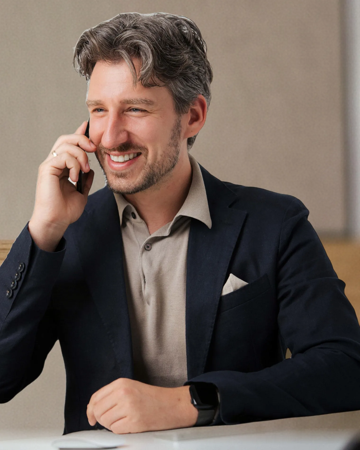 Alexander Medau im Telefonat mit einem Kunden